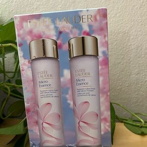 Estée Lauder Micro Essence
Treatment Lotion Toner Fresh with Sakura Ferment Set